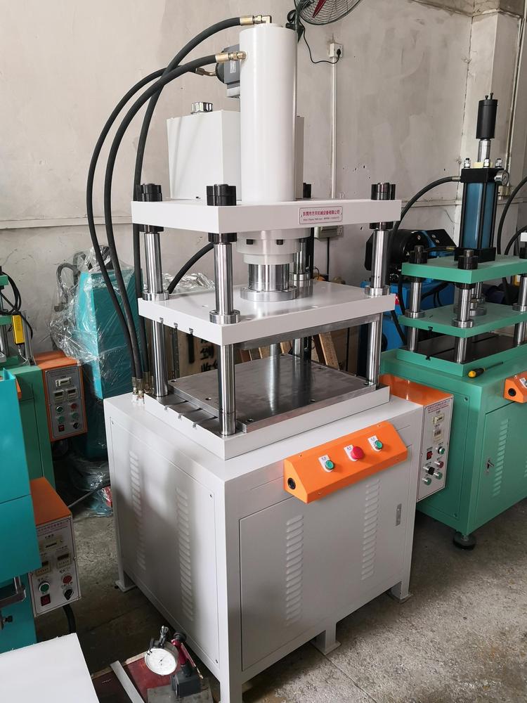 四柱油壓機(jī) 四柱油壓機(jī)